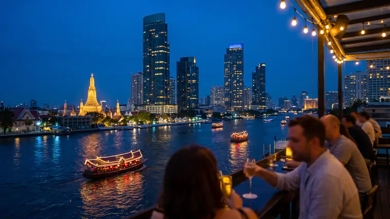 Bangkok à l’heure bleue depuis un rooftop, le fleuve Chao Phraya et les gratte-ciel illuminés