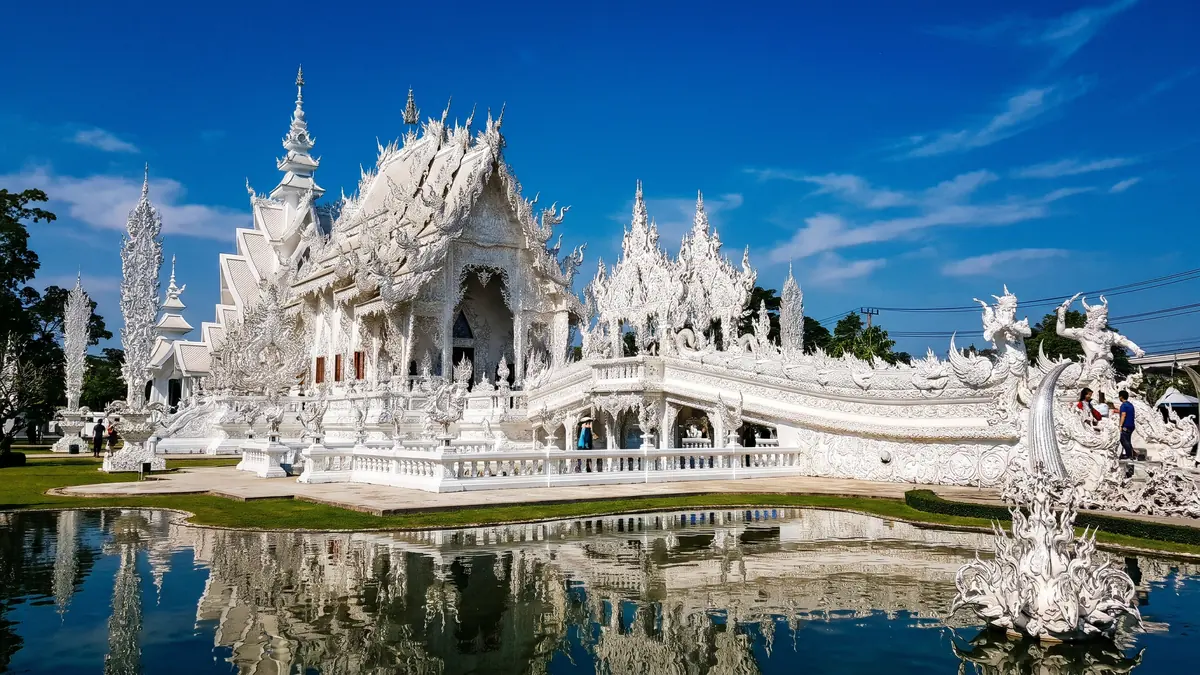 Le Temple blanc, Wat Rong Khun, à Chiang Rai, et son bassin