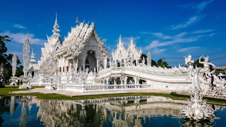Le Temple blanc, Wat Rong Khun, à Chiang Rai, et son bassin