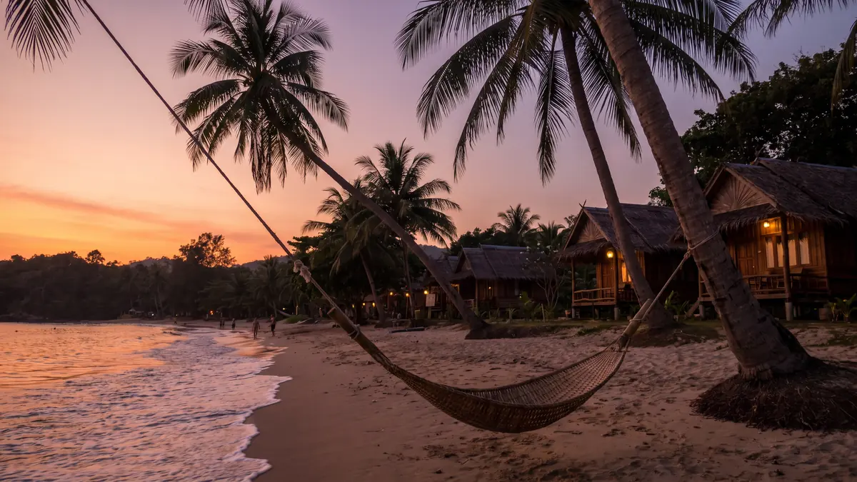 Hamac entre deux cocotiers sur une plage de Koh Lanta au coucher du soleil