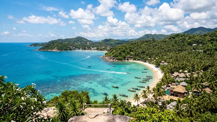 Une baie turquoise et la cocoteraie de Koh Samui vue d’un point de vue