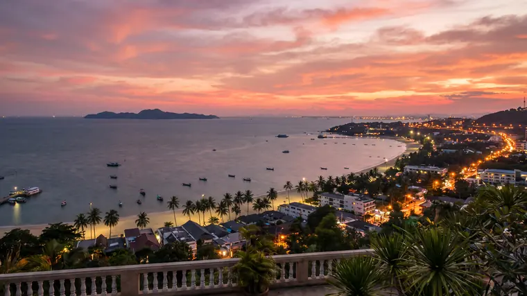 La baie de Pattaya au coucher du soleil depuis le point de vue, l’île de Koh Larn au loin