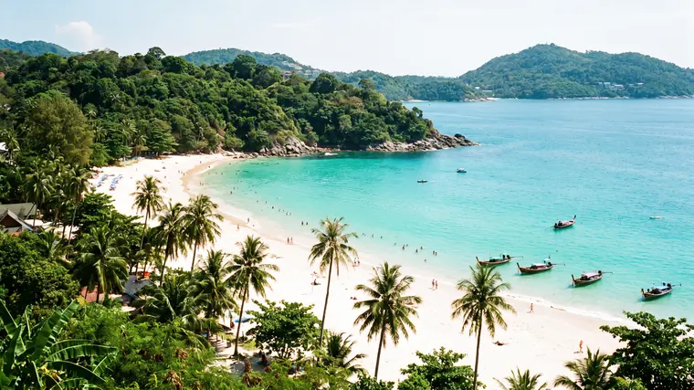 La plage de Kata Noi à Phuket, eau turquoise et collines vertes